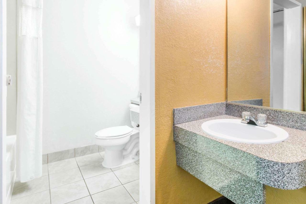 Howard Johnson By Wyndham Lake City Luaran gambar